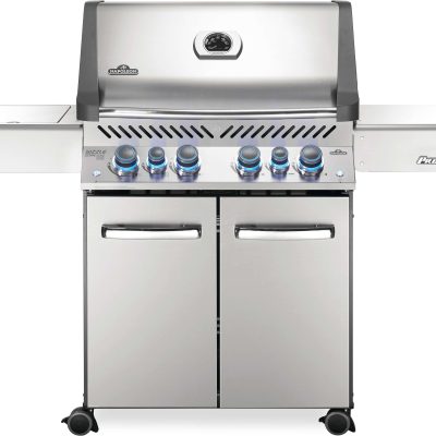 BBQ Napoléon Prestige 500 en acier inoxydable photographié sur fond neutre, vue détaillée des brûleurs et boutons