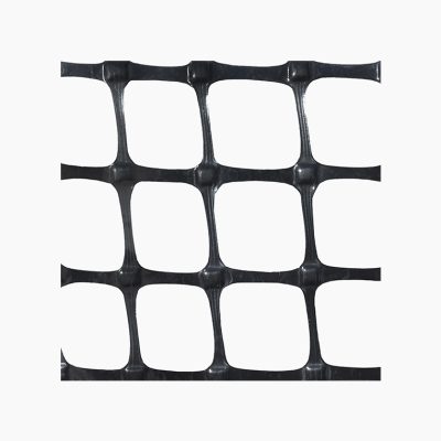Géogrille BX3000 Soleno déroulée sur sol de chantier avec détails de la texture
