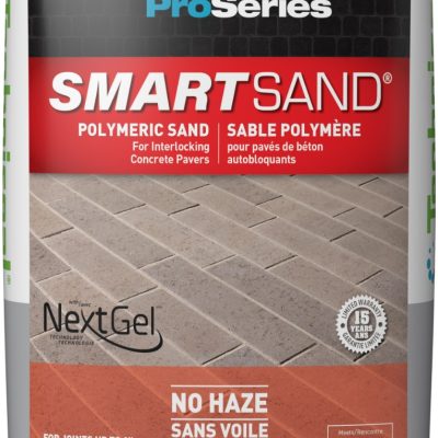 Sable polymère Techniseal Smartsand granite sur fond de béton, vue rapprochée du grain et de la texture