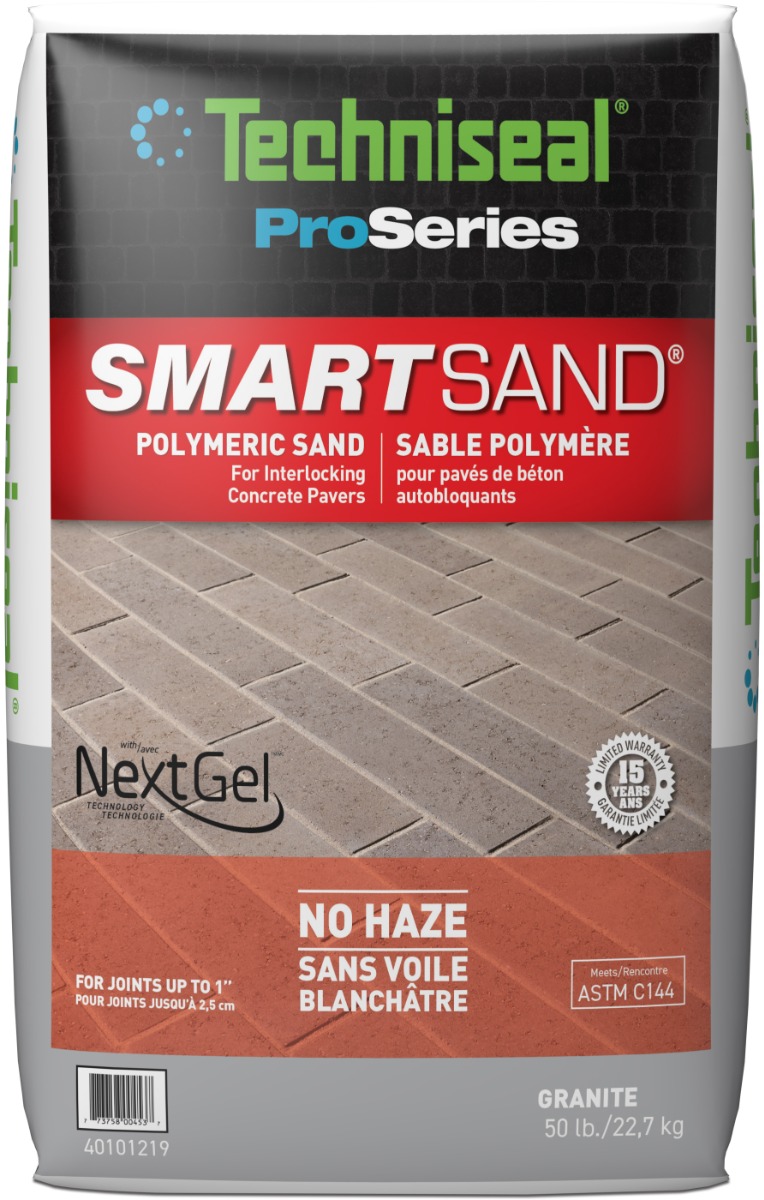 Sable polymère Techniseal Smartsand granite sur fond de béton, vue rapprochée du grain et de la texture