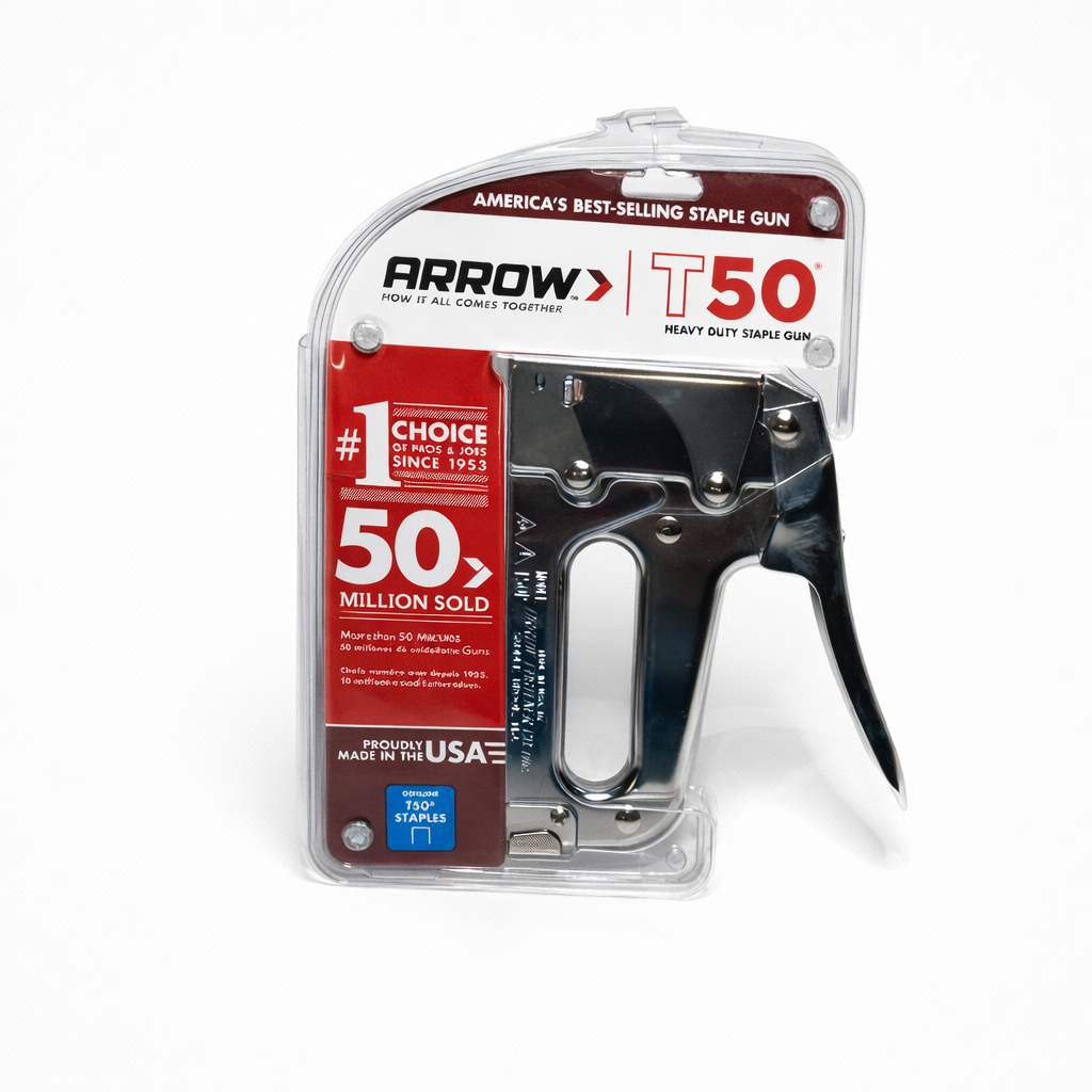 Agrafeuse Arrow T50 sur fond blanc, zoom sur le levier, la fenêtre témoin et la finition chrome