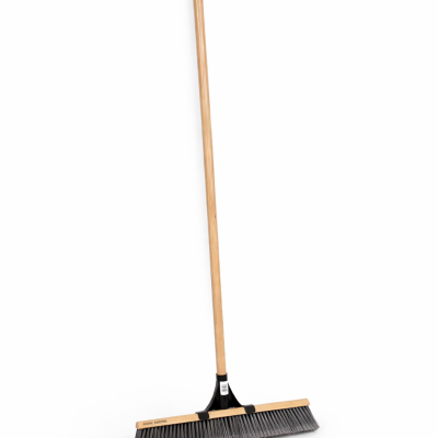 "Balai brosse Garant Pro GPMEBRS24 24 po avec manche en bois sur fond neutre, vue complète "