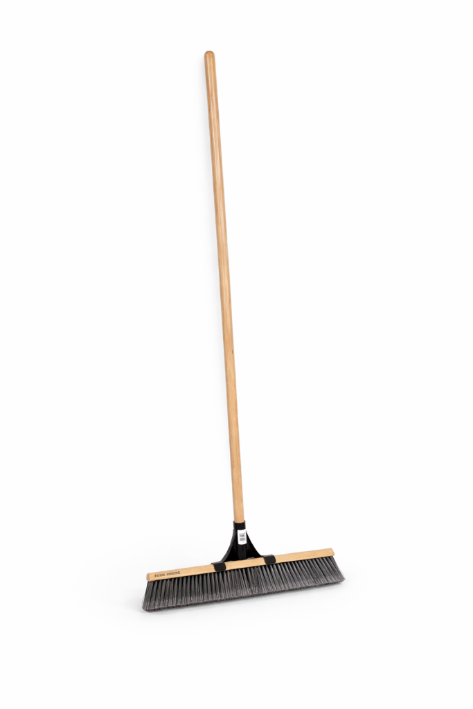 "Balai brosse Garant Pro GPMEBRS24 24 po avec manche en bois sur fond neutre, vue complète "