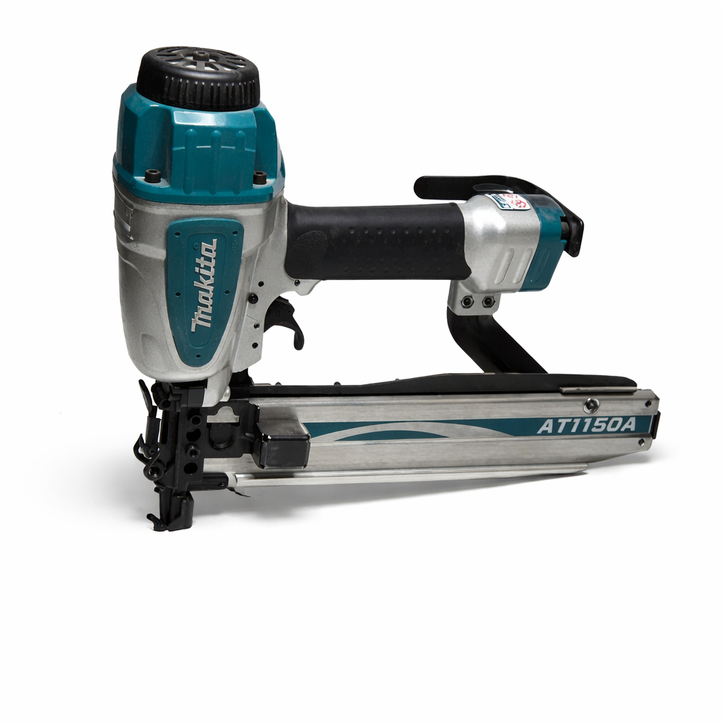Agrafeuse pneumatique Makita AT1150A sur fond blanc, focus sur nez de chargement et poignée caoutchoutée