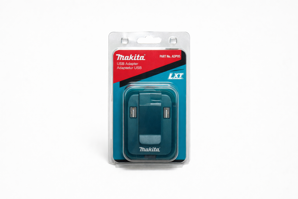 Adaptateur USB ADP05 Makita fixé à une batterie 18 V sur fond neutre, vue détaillée des ports USB et du clip
