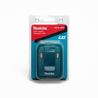 Adaptateur USB ADP05 Makita fixé à une batterie 18 V sur fond neutre, vue détaillée des ports USB et du clip