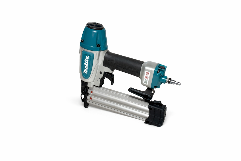 Cloueuse pneumatique de finition Makita AF506 sur fond neutre, vue latérale