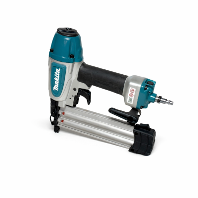 Cloueuse pneumatique de finition Makita AF506 sur fond neutre, vue latérale