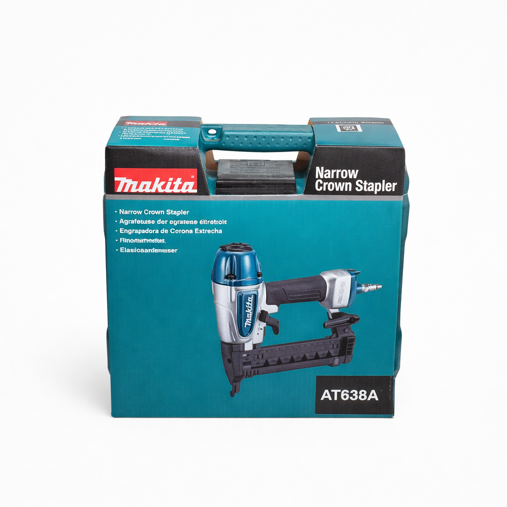 Agrafeuse pneumatique Makita AT638A sur fond blanc, zoom sur nez et commande caoutchoutée