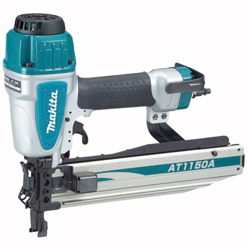 Agrafeuse pneumatique Makita AT1150A sur fond blanc, focus sur nez de chargement et poignée caoutchoutée