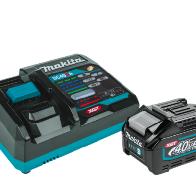 Batterie Makita 40 V XGT 4,0 Ah avec chargeur à deux ventilateurs sur fond blanc