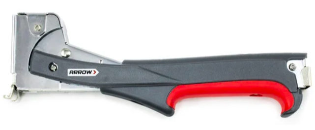 Hammer Tacker Arrow HT50 en acier chromé avec poignée sure‑grip sur fond neutre