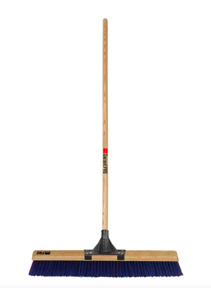"Balai brosse Garant Pro GPMEBRS24 24 po avec manche en bois sur fond neutre, vue complète "