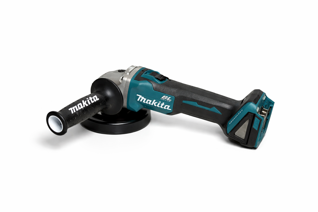 Makita DGA504Z buffer sans balais 5 po 18 V LXT sur fond neutre, vue latérale de profil