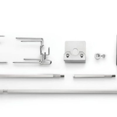 Ensemble de rôtissoire Napoléon 69911 photographié sur fond blanc avec vue sur les fourchettes et la poignée