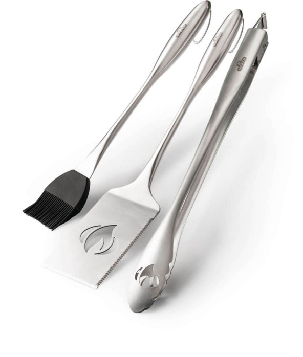 Ensemble de trois ustensiles BBQ Napoléon 70034 en acier inoxydable sur fond neutre, gros plan poignée et spatule