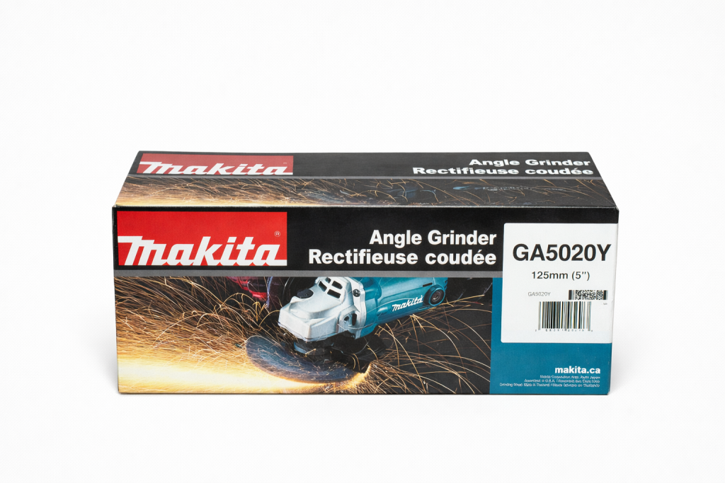 Meuleuse d’angle Makita GA5020Y 5 po sur fond d’atelier, vue latérale du boîtier moteur et du disque