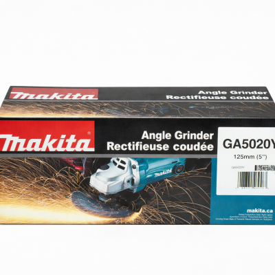 Meuleuse d’angle Makita GA5020Y 5 po sur fond d’atelier, vue latérale du boîtier moteur et du disque