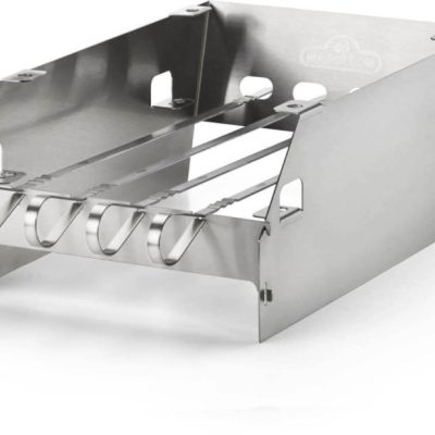 Grand déflecteur en acier inoxydable pour brûleur Sizzle Zone avec support brochettes et quatres brochettes sur fond neutre