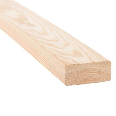 Barrette d’épinette 2 × 4 × 8 sur fond blanc, mise au point sur la texture du bois