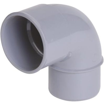 Coude 90 SFM 15 PVC uni sur fond blanc avec mise au point sur l’angle droit et le diametre du raccord