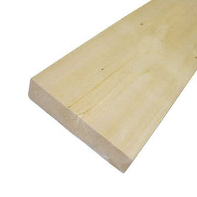 Pièce de bois d’œuvre en épinette Blanchet photographiée sur fond neutre avec mise au point sur la texture de surface