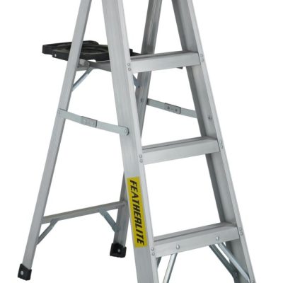 Escabeau SLF4T1A 4 pi en aluminium photographié sur fond neutre avec mise au point sur la structure et les marches