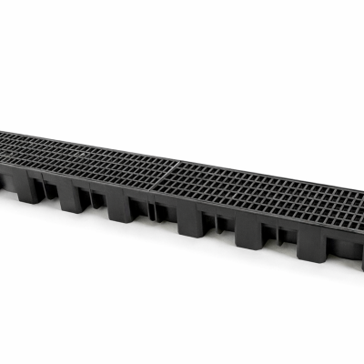 Caniveau TOP X Hauraton 1 m polypropylène avec caillebotis noir sur fond neutre