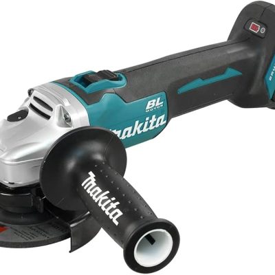 Meuleuse d’angle sans fil Makita DGA454Z 18 V brushless 4 ½ sur fond blanc mise au point sur la tête et poignée