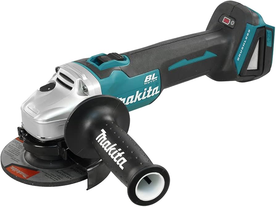 Meuleuse d’angle sans fil Makita DGA454Z 18 V brushless 4 ½ sur fond blanc mise au point sur la tête et poignée