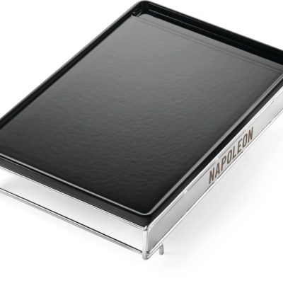 Plaque en fonte émaillée Napoléon grand format posée sur brûleur Sizzle Zone, vue sur la surface lisse et canaux de graisse