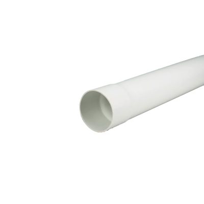 Tuyau PVC BNQ 4 po x 10 po perforé blanc sur fond neutre vue latérale
