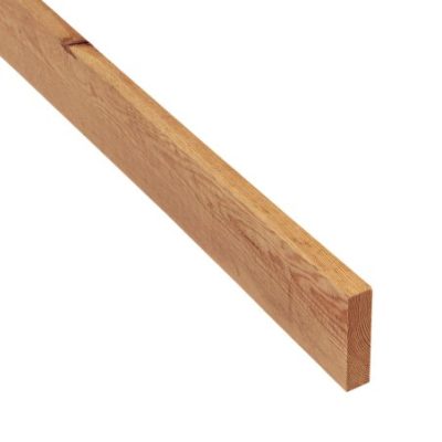 Planche de pin 1 x 5 po brute sur fond neutre, grain de bois visible