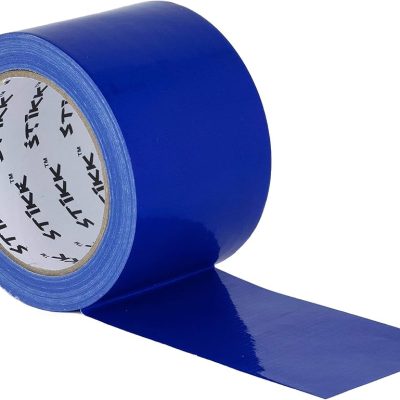 Rouleau de Ruban Revêtement Bleu pour pare-vapeur sur fond neutre, mise au point sur surface adhésive