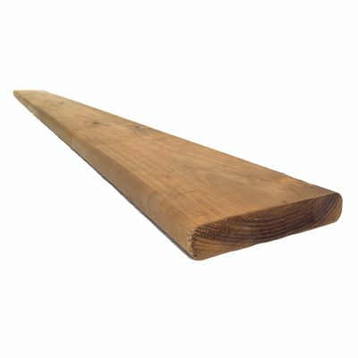 Bois traité brun Bossinotte Lumber 5 4 po x 6 po x 12 pi sur fond neutre avec mise au point sur la solidité et la largeur