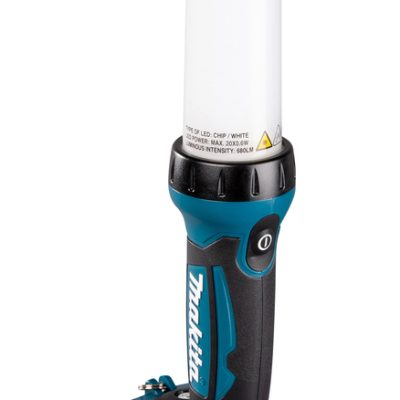 Makita DML807 lanterne LED sans fil 18 V LXT 710 lm sur fond blanc avec mise au point sur le port USB et éclairage LED