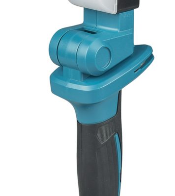 Lampe torche Makita DML816X LED 18 V LXT 500 lm sur fond blanc mettant en valeur la tête pivotante et le crochet métallique