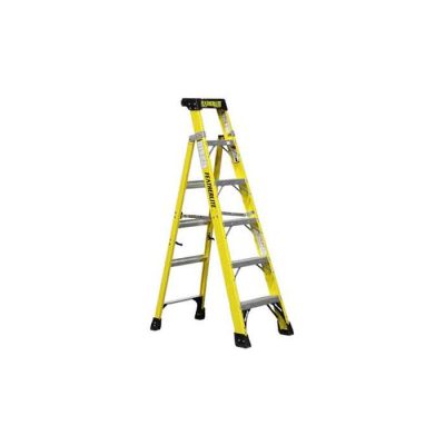 Escabeau SLF6T1A 6 pi en aluminium photographié sur fond neutre avec mise au point sur les marches et la structure