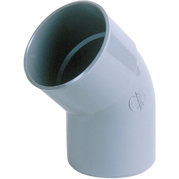 Coude 45 SFM 18 PVC uni sur fond blanc avec mise au point sur l’angle et la forme du coude