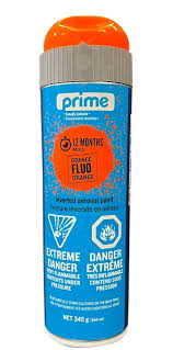 Peinture aérosol inversée Prime noir photographiée sur fond neutre avec mise au point sur la buse et l’étiquette