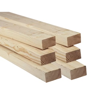 Pièce de bois d’œuvre en épinette grade 1 et 2 photographiée sur fond neutre avec mise au point sur la texture du bois