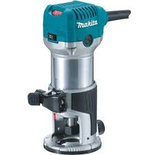 Makita RT0701C toupie électrique sur fond blanc avec mise au point sur le corps ergonomique
