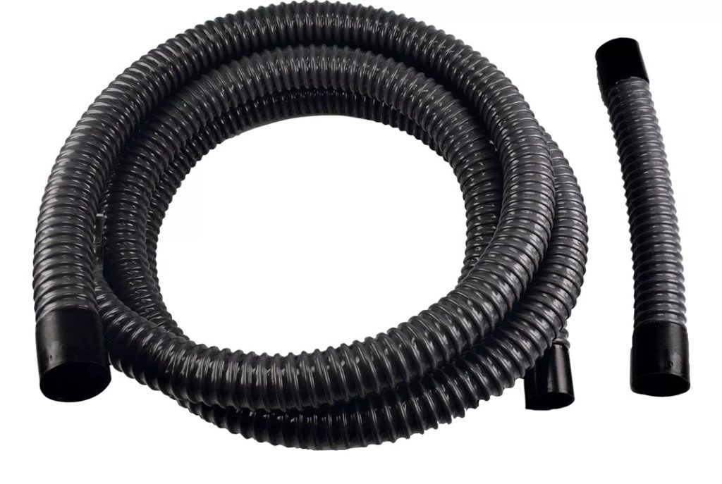 Tuyau de renvoi 2x3x10 noir mat photographié sur fond blanc, mise au point sur le conduit et la finition