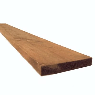 Bois traité brun Bossinotte Lumber 2 po x 10 po x 14 pi photographié sur fond neutre avec mise au point sur la texture et la résistance