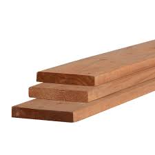 Bois traité brun Bossinotte Lumber 2 po x 10 po x 10 pi sur fond neutre avec mise au point sur la solidité et la finition
