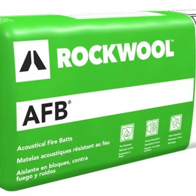 Panneau Rockwool Acoustic Fire Batt 3 po x 16 po x 48 po sur fond neutre avec mise au point sur la densité et la texture de la laine de roche