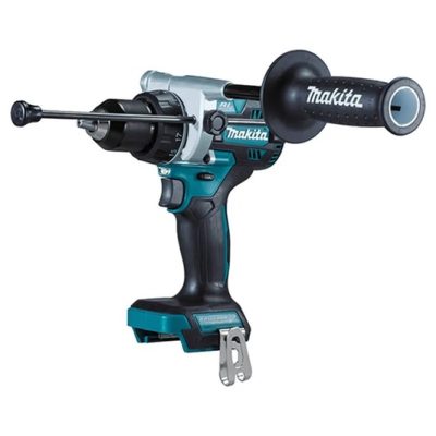 Perceuse à percussion Makita DHP486Z 18 V brushless sur fond blanc avec focus sur mandrin et éclairage LED