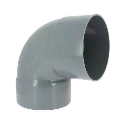 Coude 90 SFM 24 PVC uni sur fond blanc avec mise au point sur l’angle droit et le diamètre du raccord