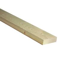 Madrier d’épinette 2 × 10 × 10 de Matériaux Blanchet sur fond blanc, gros plan sur le grain du bois