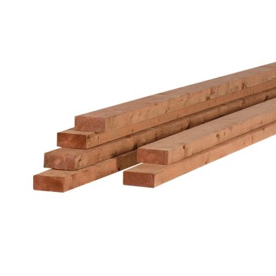 Bois traité brun Bossinotte Lumber 2 po x 4 po x 8 pi sur fond neutre avec mise au point sur la légèreté et la solidité